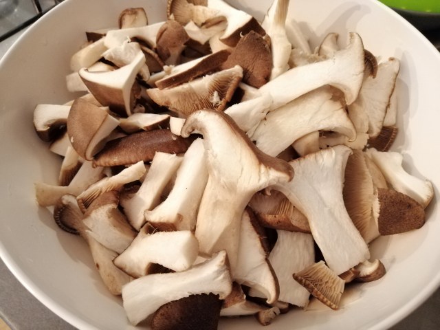 Orecchiette con borragine funghi cardoncelli guanciale e pecorino