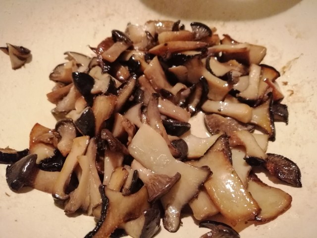 Orecchiette con borragine funghi cardoncelli guanciale e pecorino