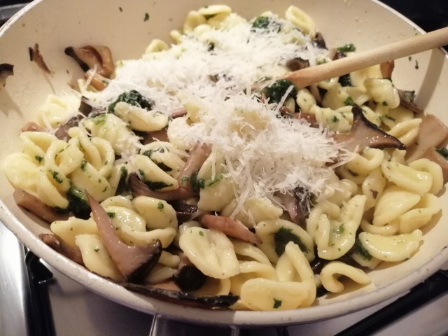 Orecchiette con borragine funghi cardoncelli guanciale e pecorino