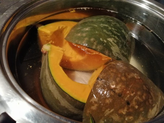 Risotto con zucca noci gorgonzola e polvere di prosciutto crudo