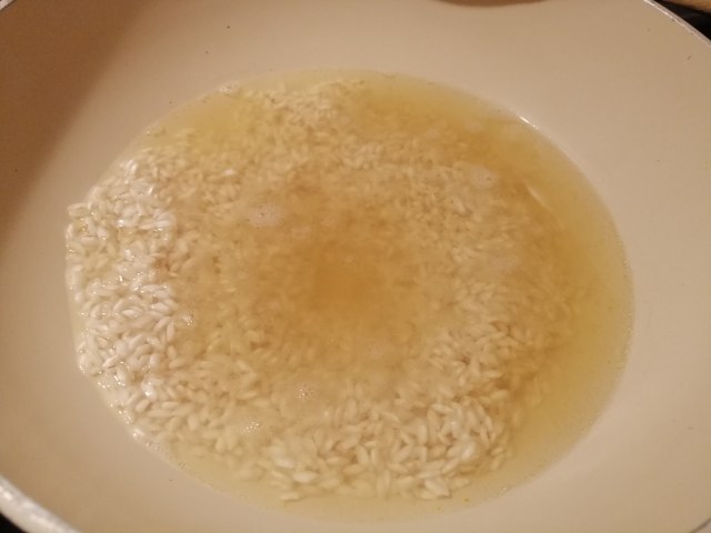 Risotto con zucca noci gorgonzola e polvere di prosciutto crudo