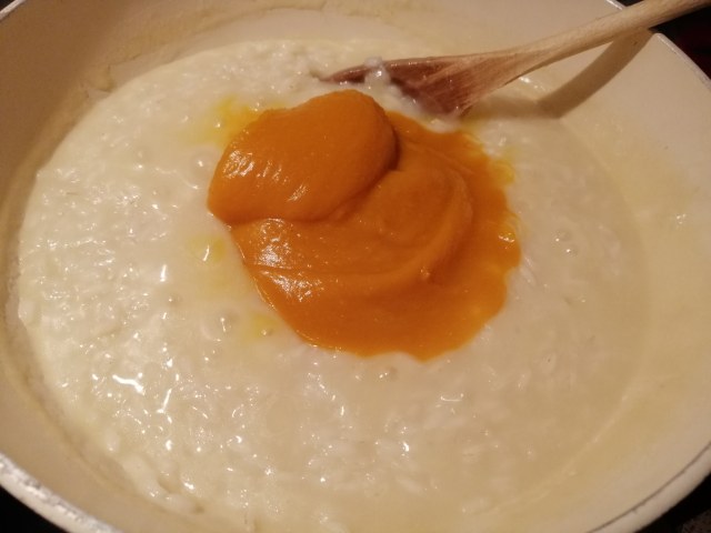 Risotto con zucca noci gorgonzola e polvere di prosciutto crudo
