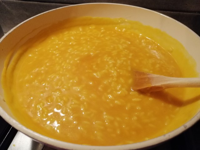 Risotto con zucca noci gorgonzola e polvere di prosciutto crudo