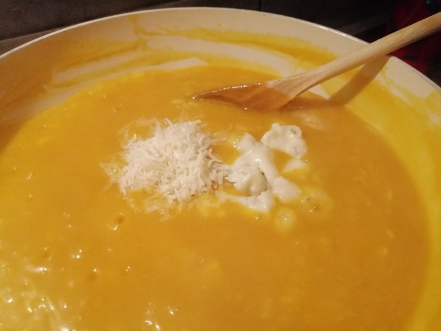 Risotto con zucca noci gorgonzola e polvere di prosciutto crudo