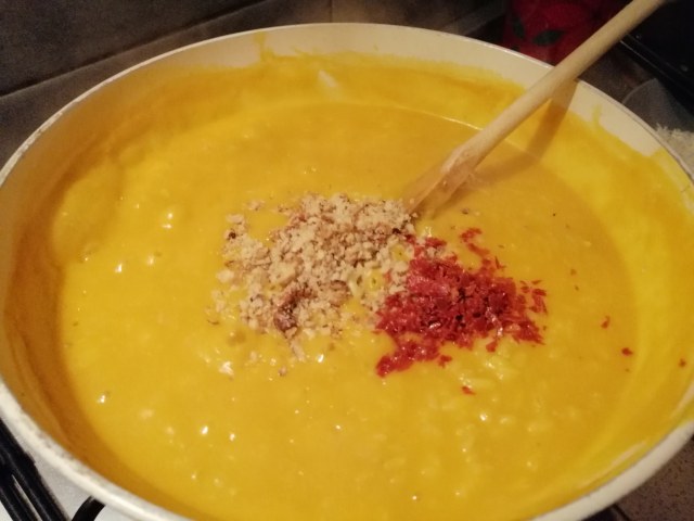 Risotto con zucca noci gorgonzola e polvere di prosciutto crudo