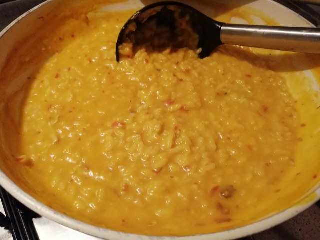 Risotto con zucca noci gorgonzola e polvere di prosciutto crudo