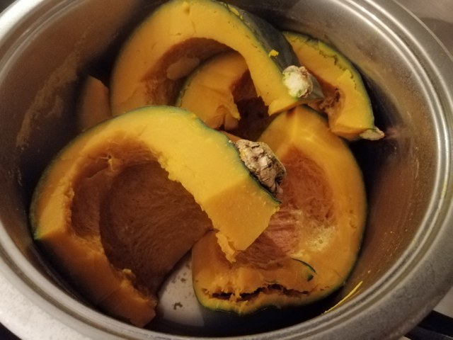 Risotto con zucca noci gorgonzola e polvere di prosciutto crudo