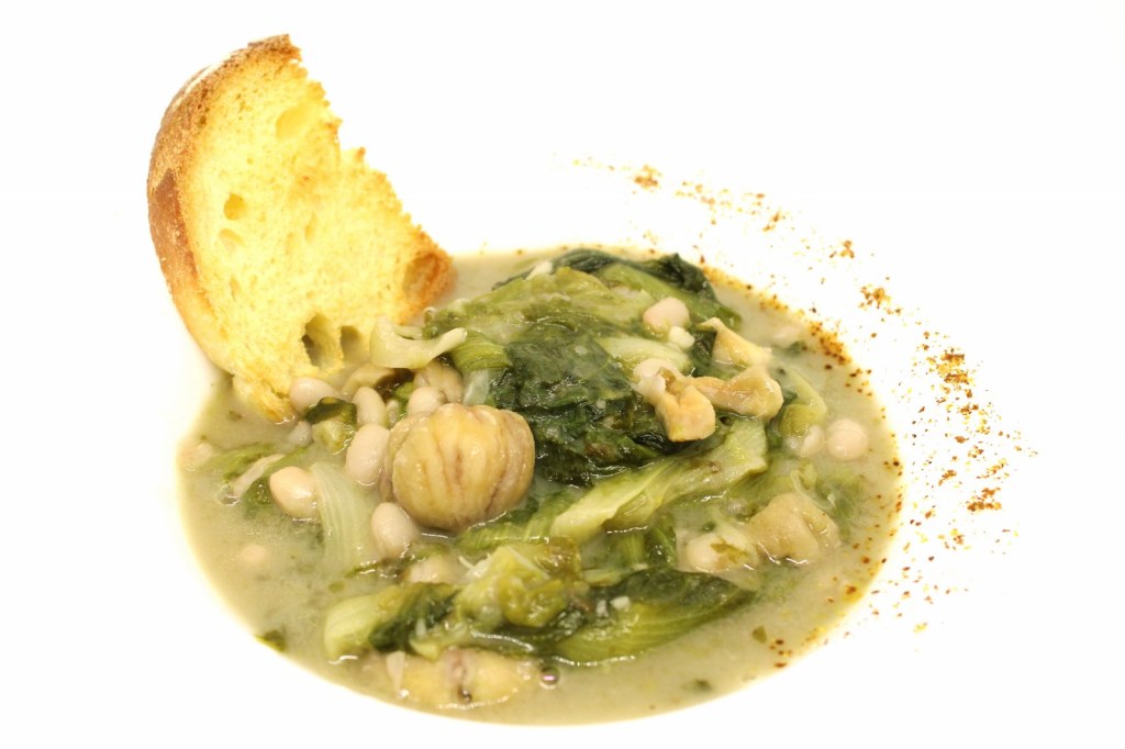 Zuppa di scarole fagioli tondini e castagne con crostini di pane di grano duro