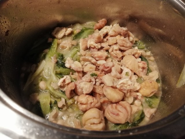 Zuppa di scarole fagioli tondini e castagne con crostini di pane di grano duro