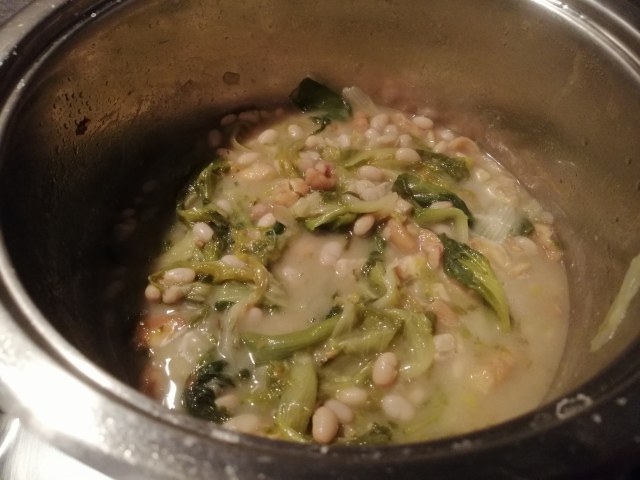 Zuppa di scarole fagioli tondini e castagne con crostini di pane di grano duro