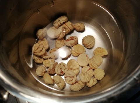 Zuppa di scarole fagioli tondini e castagne con crostini di pane di grano duro