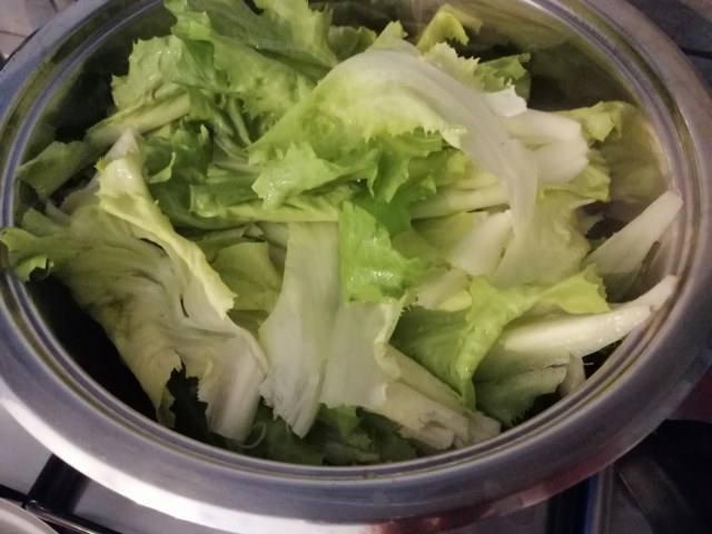 Zuppa di scarole fagioli tondini e castagne con crostini di pane di grano duro