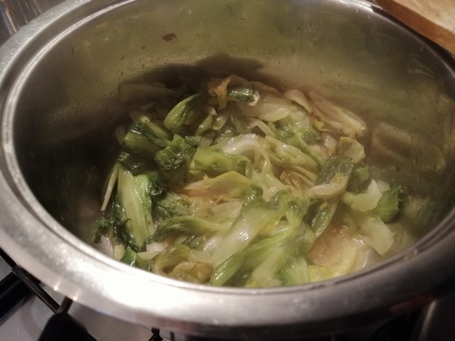 Zuppa di scarole fagioli tondini e castagne con crostini di pane di grano duro