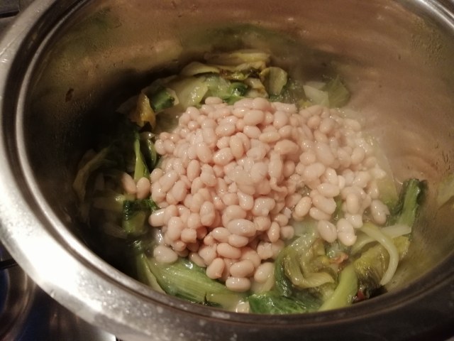 Zuppa di scarole fagioli tondini e castagne con crostini di pane di grano duro