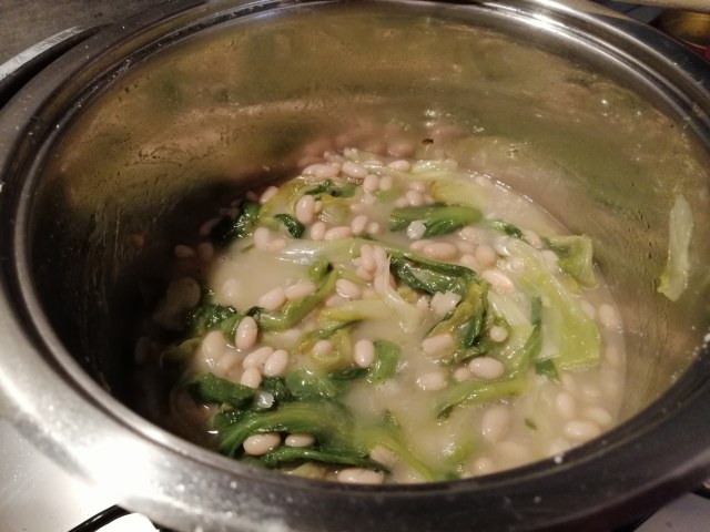 Zuppa di scarole fagioli tondini e castagne con crostini di pane di grano duro