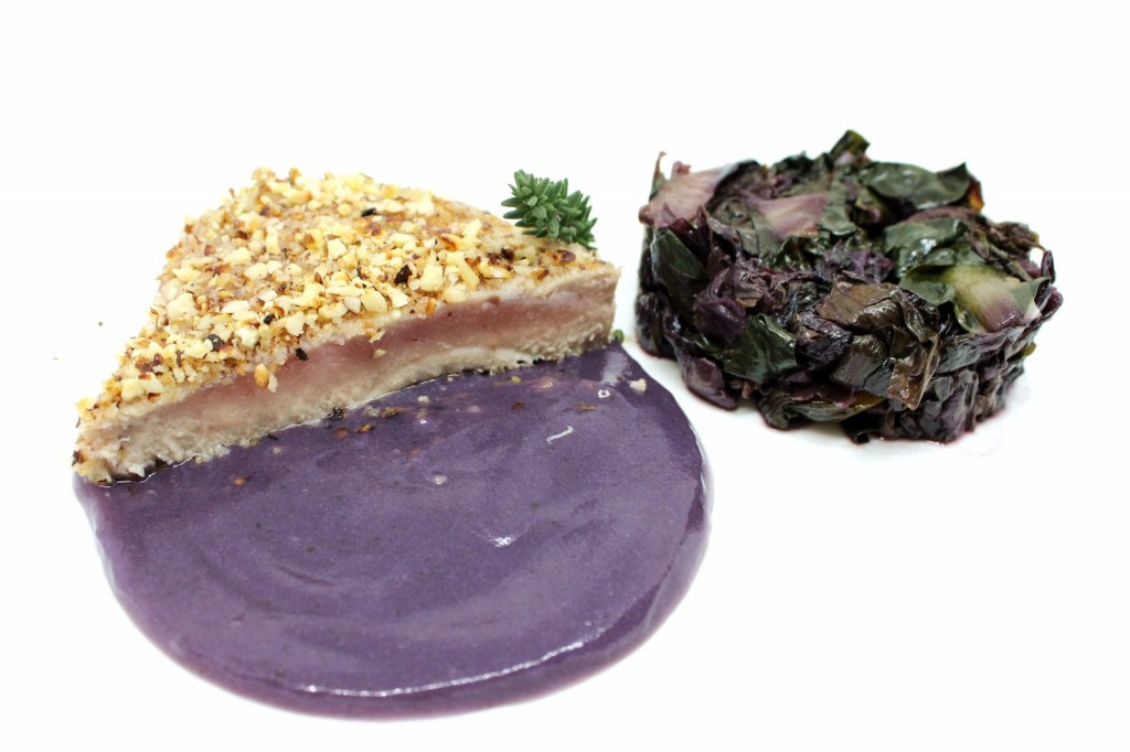 Filetto di tonno in crosta di nocciole su vellutata di patate viola e con cicorino rosso