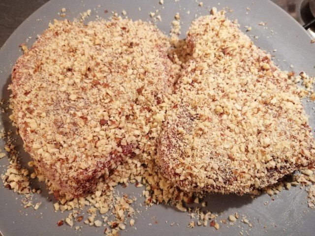 Filetto di tonno in crosta di nocciole su vellutata di patate viola e con cicorino rosso