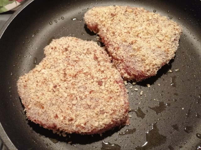 Filetto di tonno in crosta di nocciole su vellutata di patate viola e con cicorino rosso