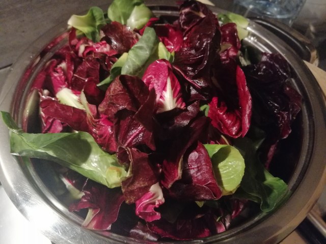 Filetto di tonno in crosta di nocciole su vellutata di patate viola e con cicorino rosso