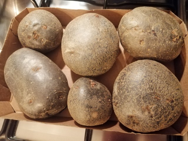 Filetto di tonno in crosta di nocciole su vellutata di patate viola e con cicorino rosso