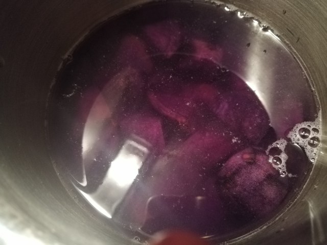 Filetto di tonno in crosta di nocciole su vellutata di patate viola e con cicorino rosso