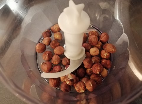 Filetto di tonno in crosta di nocciole su vellutata di patate viola e con cicorino rosso