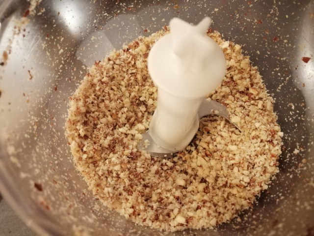 Filetto di tonno in crosta di nocciole su vellutata di patate viola e con cicorino rosso