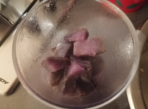 Filetto di tonno in crosta di nocciole su vellutata di patate viola e con cicorino rosso