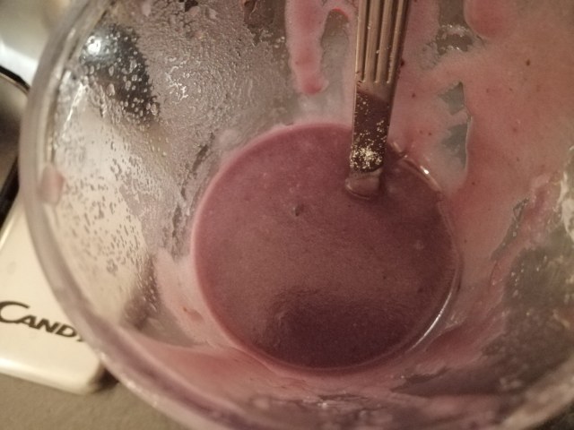 Filetto di tonno in crosta di nocciole su vellutata di patate viola e con cicorino rosso