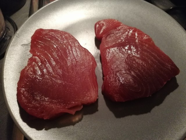 Filetto di tonno in crosta di nocciole su vellutata di patate viola e con cicorino rosso