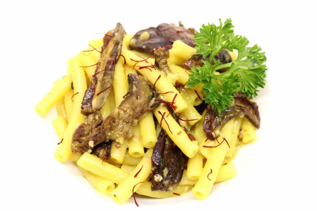 Mezzanelli tagliati con funghi porcini zafferano castelmagno dop e noci di Sorrento