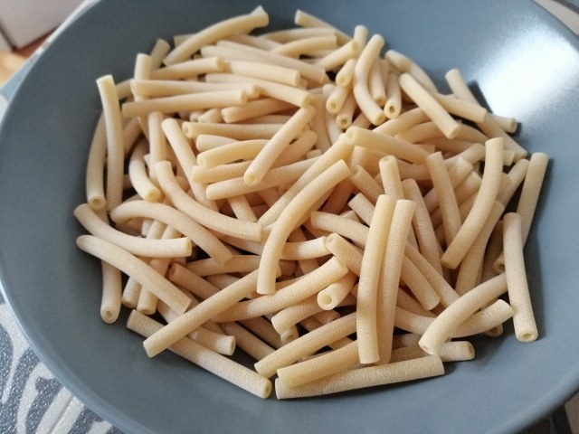 Mezzanelli tagliati con funghi porcini zafferano castelmagno dop e noci di Sorrento