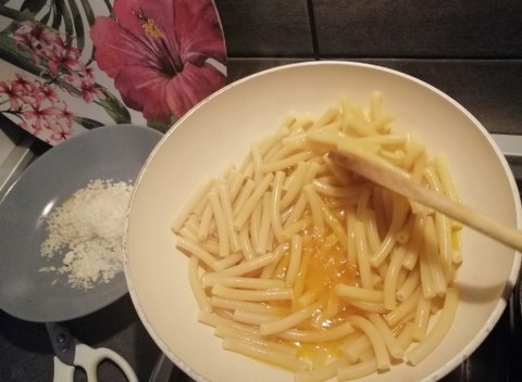 Mezzanelli tagliati con funghi porcini zafferano castelmagno dop e noci di Sorrento