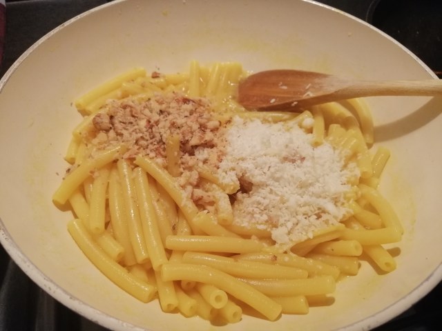 Mezzanelli tagliati con funghi porcini zafferano castelmagno dop e noci di Sorrento