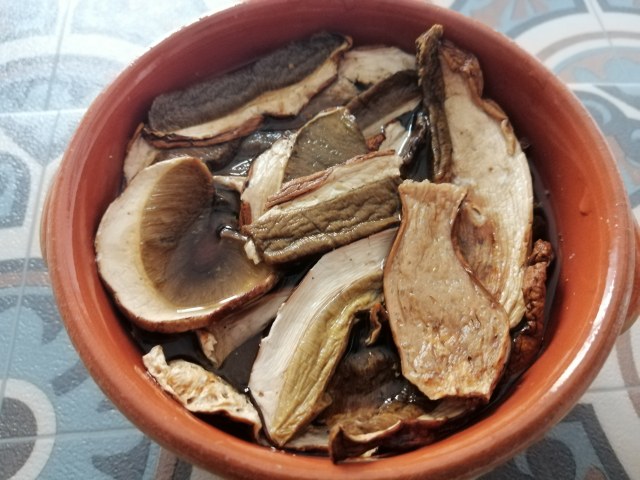 Mezzanelli tagliati con funghi porcini zafferano castelmagno dop e noci di Sorrento