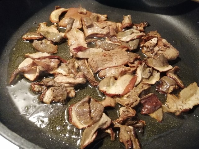 Mezzanelli tagliati con funghi porcini zafferano castelmagno dop e noci di Sorrento