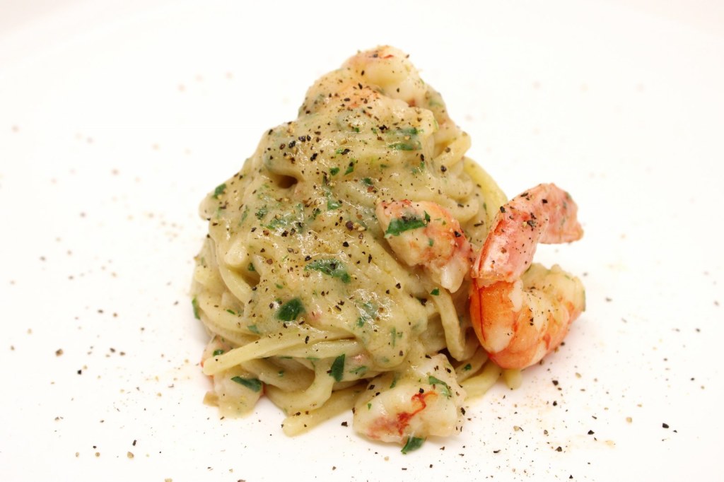 Spaghetti alla chitarra con crema di cavolfiore e gamberi