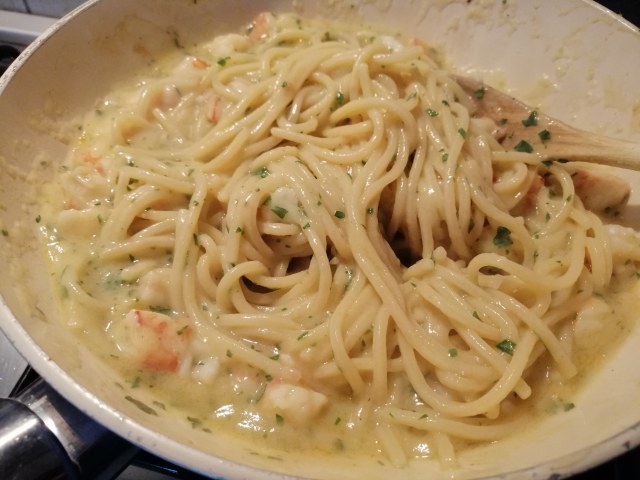 Spaghetti alla chitarra con crema di cavolfiore e gamberi