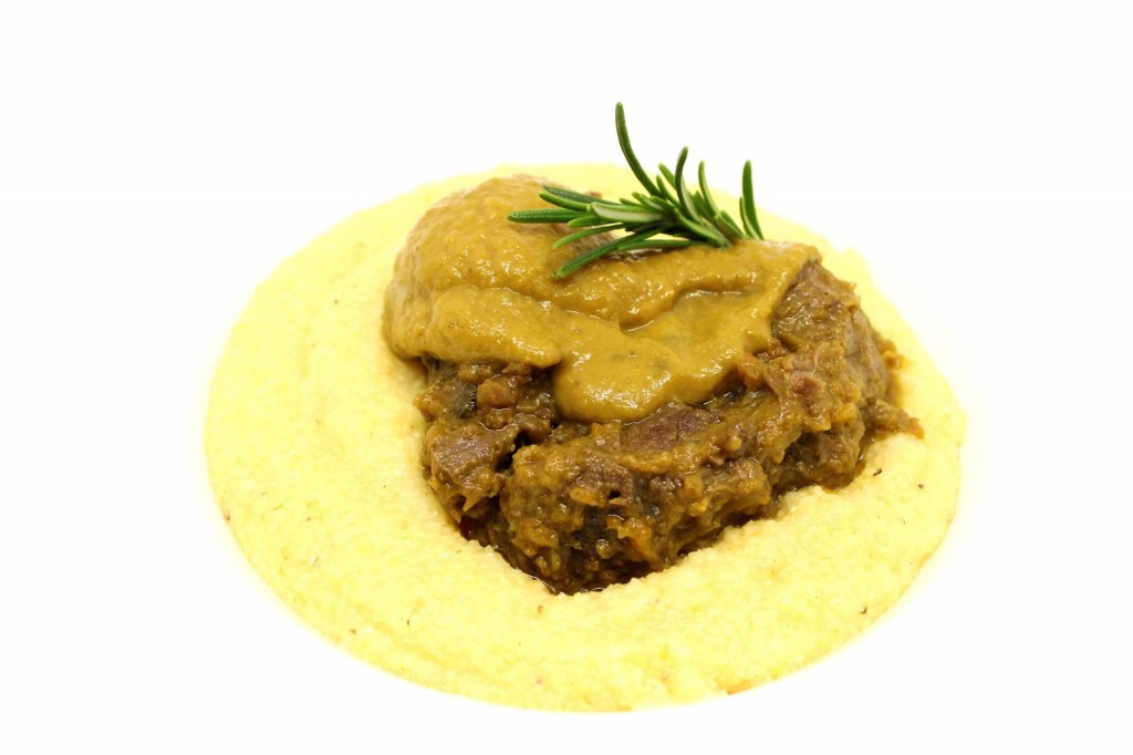 Spezzatino di manzo allo champagne su polenta macinata a pietra
