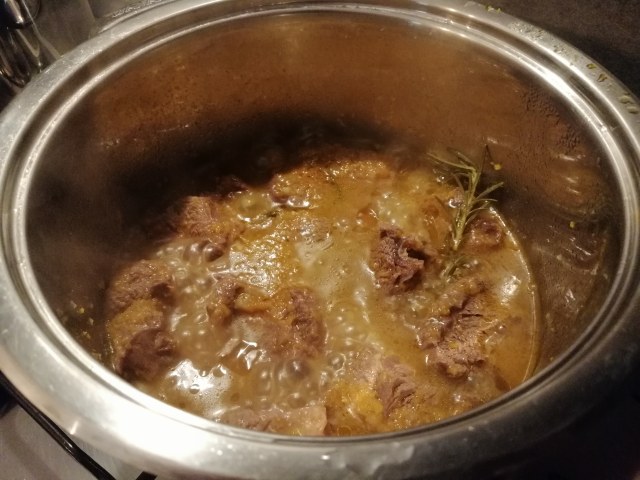 Spezzatino di manzo allo champagne su polenta macinata a pietra