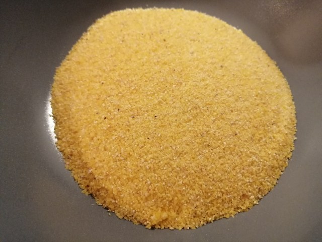 Spezzatino di manzo allo champagne su polenta macinata a pietra