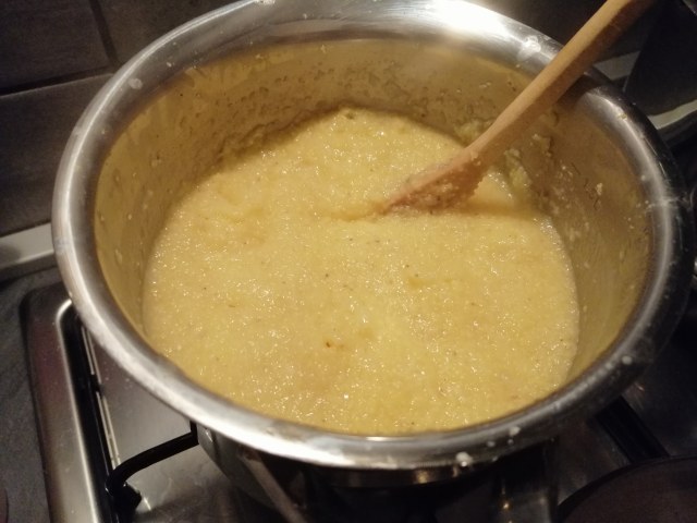 Spezzatino di manzo allo champagne su polenta macinata a pietra