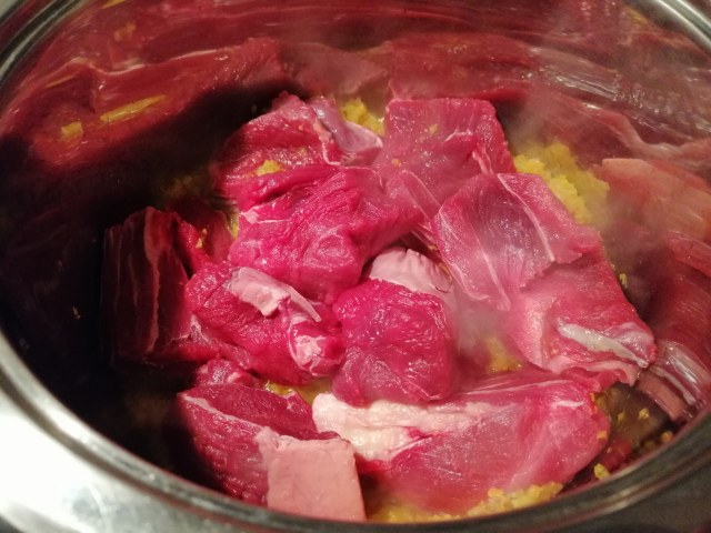 Spezzatino di manzo allo champagne su polenta macinata a pietra