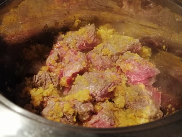 Spezzatino di manzo allo champagne su polenta macinata a pietra