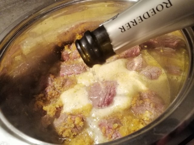 Spezzatino di manzo allo champagne su polenta macinata a pietra