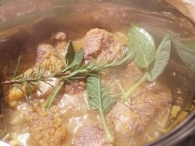 Spezzatino di manzo allo champagne su polenta macinata a pietra