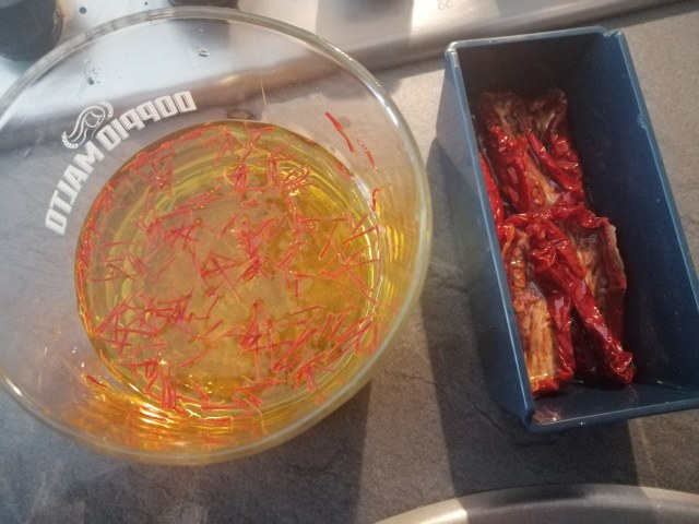 Cous cous allo zafferano con rana pescatrice pomodori secchi olive capperi pinoli e finocchietto selvatico