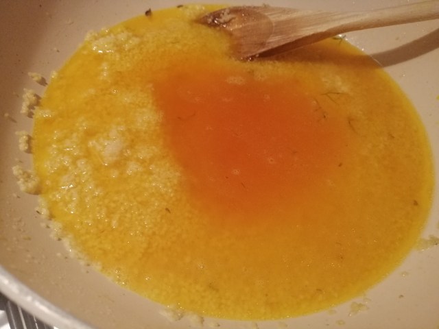 Cous cous allo zafferano con rana pescatrice pomodori secchi olive capperi pinoli e finocchietto selvatico