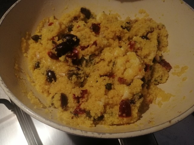 Cous cous allo zafferano con rana pescatrice pomodori secchi olive capperi pinoli e finocchietto selvatico