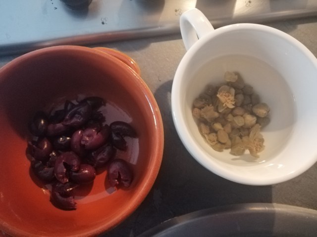 Cous cous allo zafferano con rana pescatrice pomodori secchi olive capperi pinoli e finocchietto selvatico